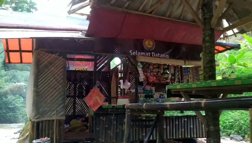 Wow! Warung Sate Maranggi Ini Ada di Tengah Curug Cikondang