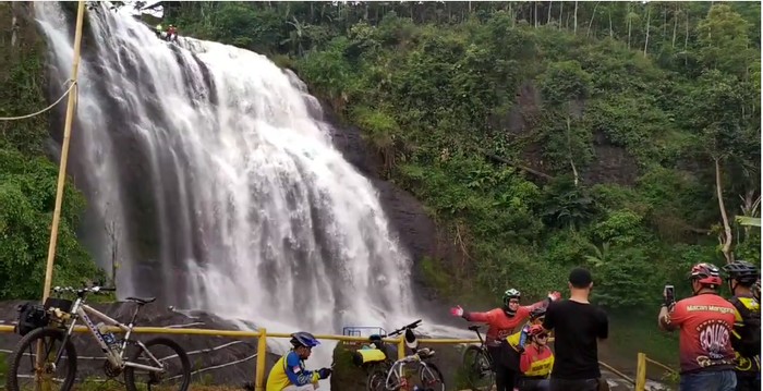 Wow! Warung Sate Maranggi Ini Ada di Tengah Curug Cikondang
