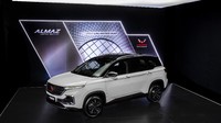 Wuling mengaplikasikan aksen two-tone pada bodi eksteriornya serta menyematkan fitur power tailgate dan air purifier pada Almaz Limited Edition. Foto: Dok. Wuling Motors Indonesia