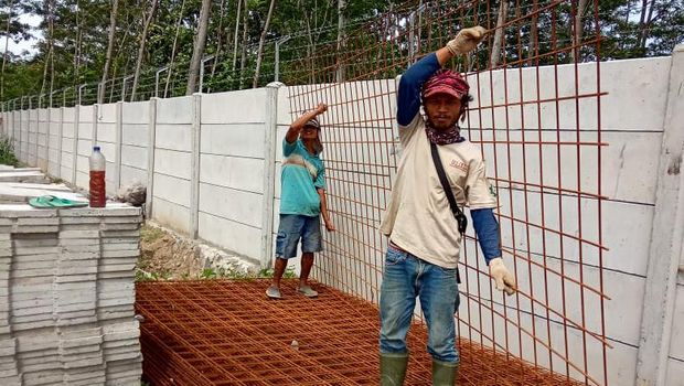 Agus Pujianto, kuli bangunan asal Demak yang buka perpustakaan dan bimbingan belajar gratis, Rabu (25/11/2020).