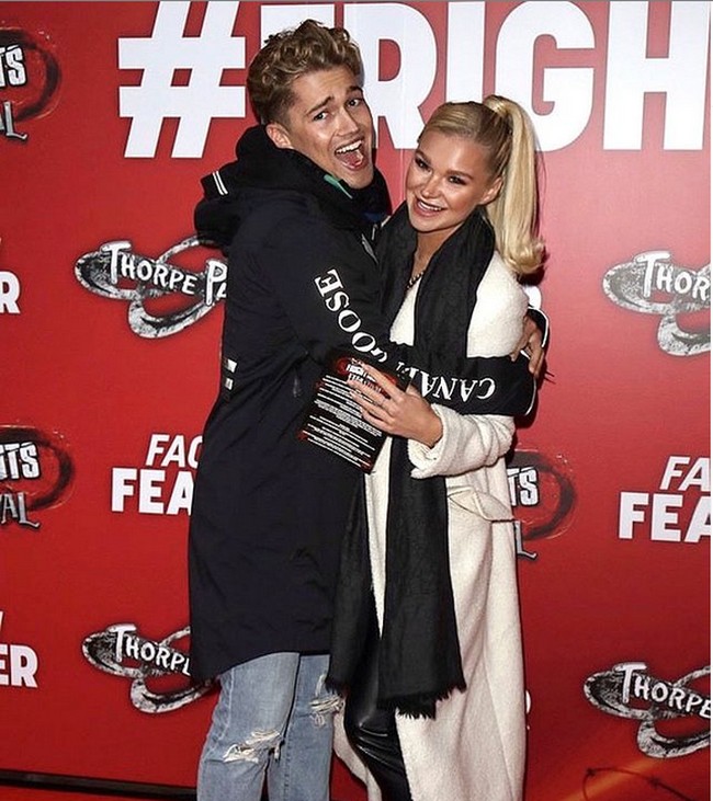 Pada Januari, Abbie dan kekasihnya AJ Pritchard membuat konten dengan memberikan tutorial cara membelah botol anggur menjadi dua agar bisa dijadikan vas bunga. Dia mencelupkan tali ke dalam bahan kimia yang mudah terbakar, melilitkan tali tersebut, dan menyalakan api.  Foto: Instagram @aj11ace