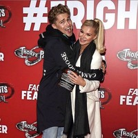 Pada Januari, Abbie dan kekasihnya AJ Pritchard membuat konten dengan memberikan tutorial cara membelah botol anggur menjadi dua agar bisa dijadikan vas bunga. Dia mencelupkan tali ke dalam bahan kimia yang mudah terbakar, melilitkan tali tersebut, dan menyalakan api.  Foto: Instagram @aj11ace