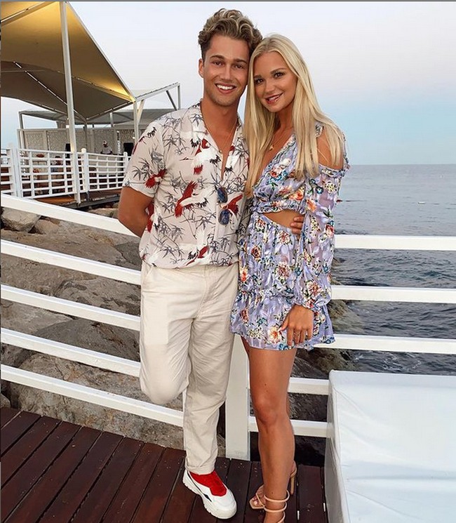 Abbie berprofesi sebagai dancer, namun ia juga dikenal sebagai selebgram. Di Instagramnya, dia kerap mengunggah kemesraannya dengan bintang reality show AJ Pritchard, dan juga pamer penampilan modisnya. Foto: Instagram @aj11ace