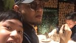 Kedekatan Azka Corbuzier dan Deddy Corbuzier saat Makan di Restoran