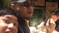 Seperti yang terlihat pada foto ini di mana Azka dan Deddy Corbuzier tampak asyik menyantap makanan di sebuah restoran. Azka tampak bahagia mengajak ayahnya selfie. Foto: Instagram @azkacorbuzier