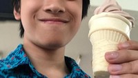 Ini adalah foto lama Azka. Di mana Azka memperlihatkan ekspresinya saat mendapatkan es krim cone rasa cokelat. Foto: Instagram @azkacorbuzier