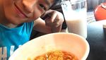 Kedekatan Azka Corbuzier dan Deddy Corbuzier saat Makan di Restoran