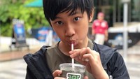 Ini gaya menggemaskan Azka dengan minuman kesukaannya. Pose candidnya saat menyedot minuman itu membuat netizen salah fokus. Foto: Instagram @azkacorbuzier