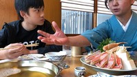 Nah, kalau yang satu ini adalah momen kuliner Azka saat liburan di Jepang. Ia menyantap kepiting yang disajikan oleh pelayan di Jepang.  Foto: Instagram @azkacorbuzier