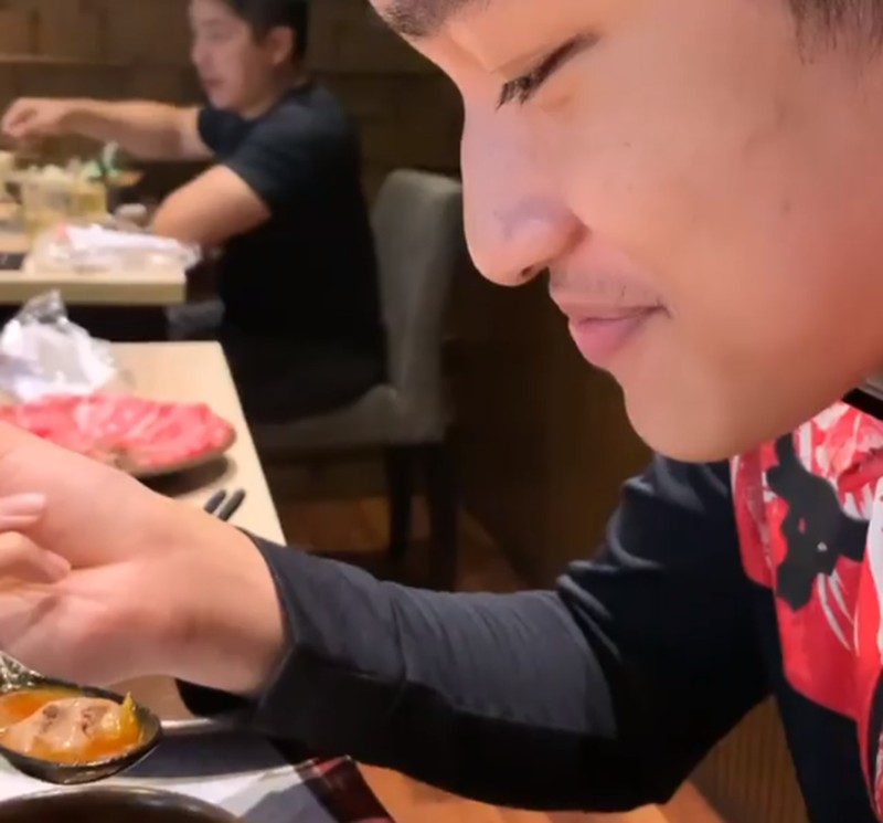 Kedekatan Azka Corbuzier dan Deddy Corbuzier saat Makan di Restoran