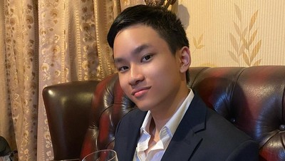 Kedekatan Azka Corbuzier dan Deddy Corbuzier saat Makan di Restoran