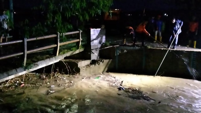 Banjir dan jembatan ambrol terjadi di Rembang, Rabu (25/11/2020).