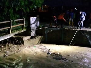 Diguyur Hujan Seharian, Jembatan Ambrol dan Banjir Terjadi di Rembang