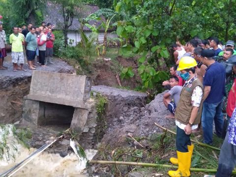 Banjir dan jembatan ambrol terjadi di Rembang, Rabu (25/11/2020).