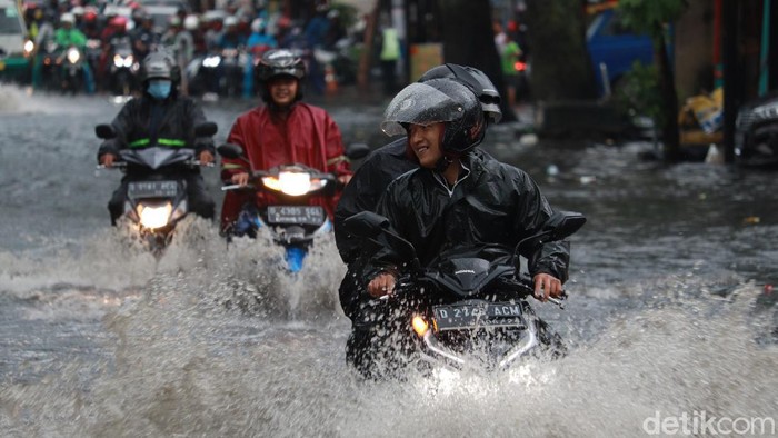 Banjir di Jalan Kopo, Kota Bandung.