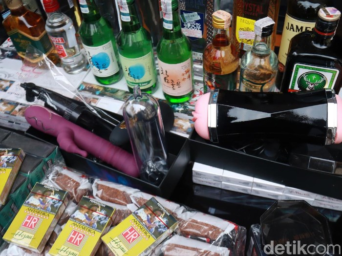 Bea Cukai Bandung menyita dan memusnahkan sex toys