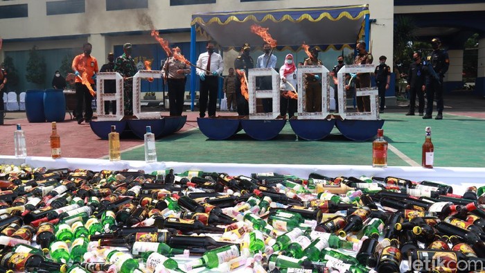 Bea Cukai Bandung musnahkan jutaan batang rokok dan ratusan botol miras
