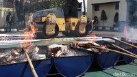 Sementara itu rokok-rokok ilegal dimusnahkan dengan cara dibakar. Ada juga sejumlah anak panah yang dimusnahkan dengan cara dipotong menggunakan mesin dan juga sex toys.