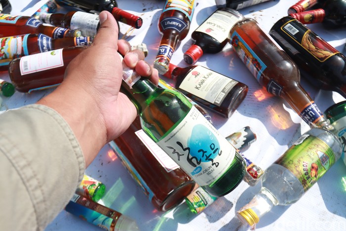 Bea Cukai Bandung musnahkan dua juta batang rokok hingga ratusan botol minuman keras ilegal. Ini merupakan penindakan selama tahun 2020.