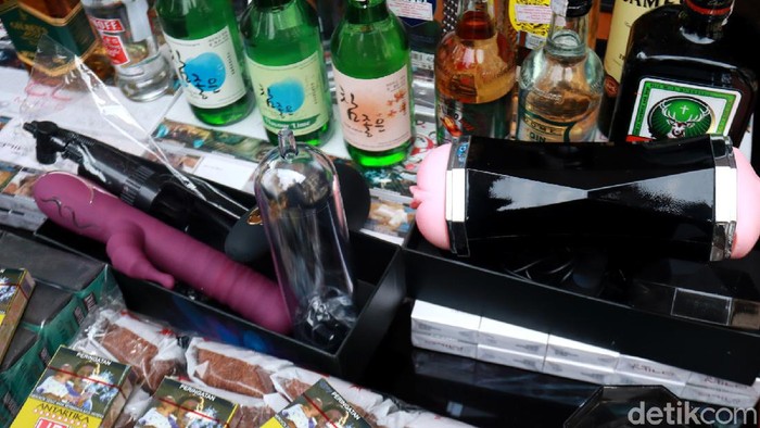Bea Cukai Bandung musnahkan dua juta batang rokok hingga ratusan botol minuman keras ilegal. Ini merupakan penindakan selama tahun 2020.