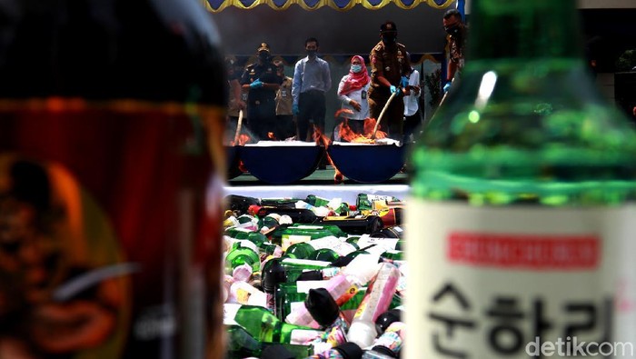 Bea Cukai Bandung Musnahkan Jutaan Rokok-Miras hingga Sex Toys Bea Cukai Bandung musnahkan dua juta batang rokok hingga ratusan botol minuman keras ilegal. Ini merupakan penindakan selama tahun 2020.