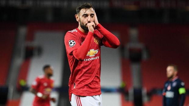 Bruno Fernandes Man Utd MANCHESTER, ENGLAND - NOVEMBER 24: Bruno Fernandes of Manchester United celebrates after scoring their sides second goal during the UEFA Champions League Group H stage match between Manchester United and İstanbul Basaksehir at Old Trafford on November 24, 2020 in Manchester, England. Sporting stadiums around the UK remain under strict restrictions due to the Coronavirus Pandemic as Government social distancing laws prohibit fans inside venues resulting in games being played behind closed doors. (Photo by Michael Regan/Getty Images)