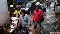 Banjir ini terjadi bertepatan dengan jam pulang kerja buruh yang bekerja di kawasan industri Sukabirus, Kecamatan Dayeukolot.