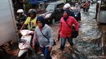 Buruh Dayeuhkolot Bandung Terobos Genangan Banjir