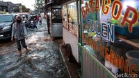 Banjir ini setinggi mata kaki hingga lutut orang dewasa.