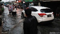 Banyak juga kendaraan yang putar balik, karena enggan menerobos banjir.