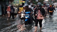Banyak kendaraan yang mogok, terutama kendaraan roda dua.