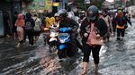 Buruh Dayeuhkolot Bandung Terobos Genangan Banjir