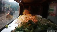 Banjir ini terjadi karena lipan sungai yang ada di kawasan tersebut tidak dapat menampung volume air sehingga meluber ke jalan raya.