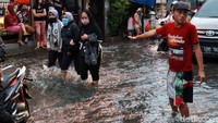 Arus lalu lintas sempat mecet akibat banjir tersebut.