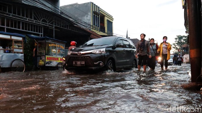 Buruh Dayeuhkolot Bandung Terobos Genangan Banjir Banjir juga menggenangi Jalan Sukabirus, Kecamatan Dayeukolot, Kabupaten Bandung, Rabu (25/11/2020) petang.