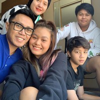 Eko Patrio dan Viona menikah pada tahun 2001. Pernikahan Eko dan Viona adalah pernikahan artis Indonesia pertama yang disiarkan langsung di stasiun televisi. Foto: Instagram