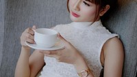Cosplayer seksi yang satu ini sangat populer di kalangan gamers Indonesia. Ia juga hobi nih ngopi dan ngeteh santai. Foto: Instagram @kameaam