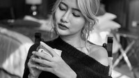 Selain aktif cosplay, Kameaam juga eksis jadi model beberapa brand pakaian lokal. Ditemani secangkir kopi, sesi pemotretannya terlihat semakin keren.  Foto: Instagram @kameaam