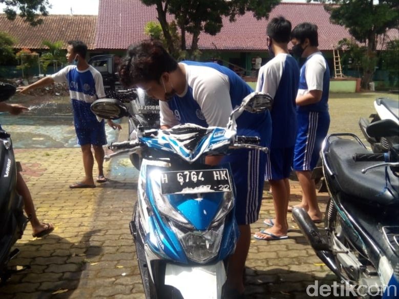 Siswa SMPN 3 Salatiga cuci motor gurunya memperingati hari guru nasional, Rabu (25/11/2020).
