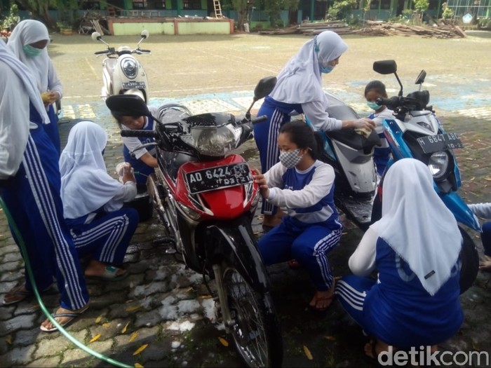 Siswa SMPN 3 Salatiga cuci motor gurunya memperingati hari guru nasional, Rabu (25/11/2020).