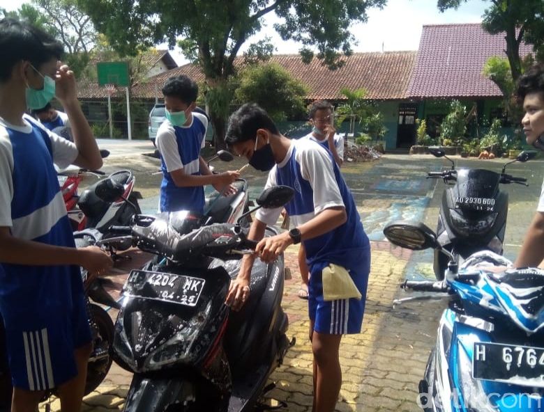Siswa SMPN 3 Salatiga cuci motor gurunya memperingati hari guru nasional, Rabu (25/11/2020).