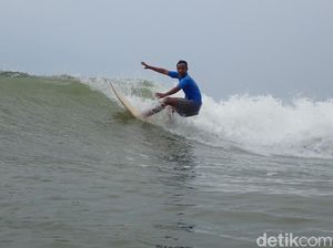 Wisata Surfing Kembali Bergeliat di Tengah Pandemi