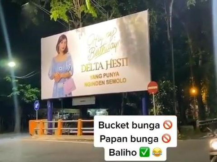 Video TikTok crazy rich di Surabaya memberikan kejutan ulang tahun pada istrinya viral di media sosial. Apa yang dilakukan crazy rich itu dianggap anti-mainstream.