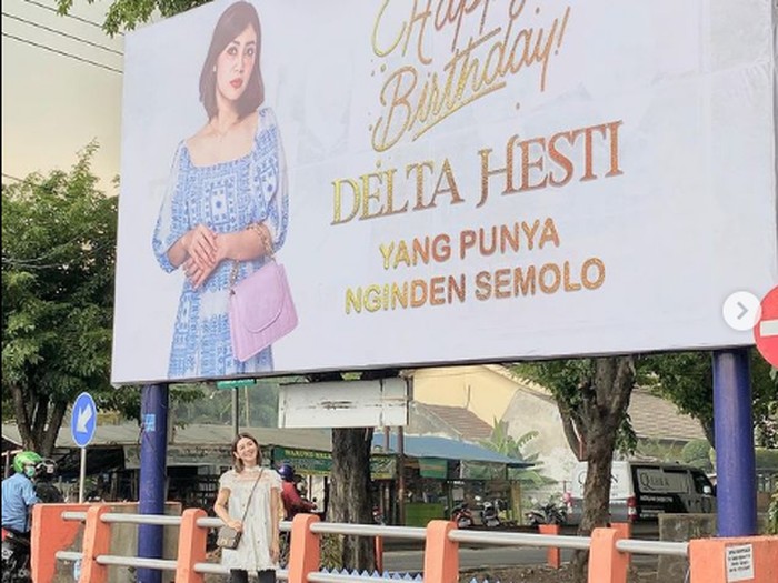 Crazy rich Surabaya Tomli Wafa pasang baliho untuk ucapkan istri ulang tahun