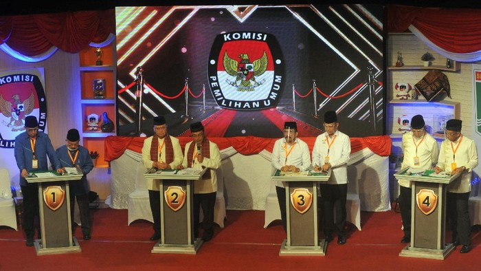 Pasangan calon Gubernur dan Wakil Gubernur Sumbar nomor urut 1 Mulyadi - Ali Mukhni (kiri), nomor urut 2 Nasrul Abit - Indra Catri (kedua kiri), nomor urut 3 Fakhrizal - Genius Umar (kedua kanan), dan nomor urut 4 Mahyeldi - Audy (kanan), mengikuti Debat Publik Pemilihan Gubernur (Pilgub) Sumbar, di Padang, Sumatera Barat, Senin (23/11/2020) malam. Komisi Pemilihan Umum (KPU) Sumatera Barat menggelar debat publik pertama calon Gubernur dan Wakil Gubernur Sumbar tahun 2020 dengan tema ekonomi, pengolahan sumber daya alam dan lingkungan hidup. ANTARA FOTO/Iggoy el Fitra/foc.