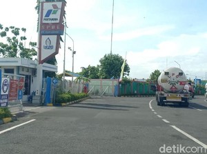 Pertamina Beri Sanksi Sopir Truk Penabrak Pria yang Duduk di Tengah Jalan