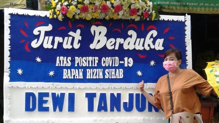 Dewi Tanjung kirimkan karangan bunga untuk Habib Rizieq