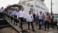 Menteri Kelautan dan Perikanan Edhy Prabowo melakukan kunjungan ke Muara Angke, Jakarta Utara, Senin (28/10/2019). Ini adalah kunjungan kerja perdana menteri dari Partai Gerindra tersebut. Pradita Utama/detikcom.