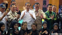 Menteri Kelautan dan Perikanan Edhy Prabowo ditangkap oleh Komisi Pemberantasan Korupsi (KPK) dini hari tadi. Sedikit menoleh ke belakang, perjalanan Edhy tampak mulus hingga menjadi menteri. Senin 6 Agustus 2018, Edhy Prabowo bersama Menpora Imam Nahrawi dan Presiden Jokowi meninjau kesiapan atlet silat untuk Asian Games. Andhika Prasetia/detikcom.