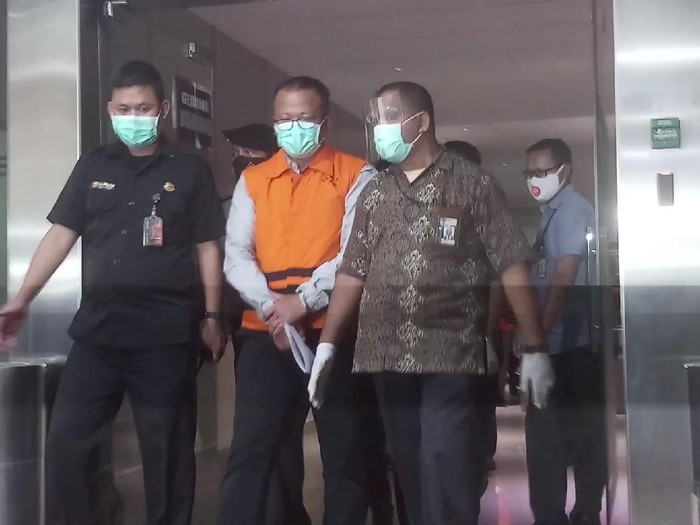Edhy Prabowo pakai rompi tahanan KPK.